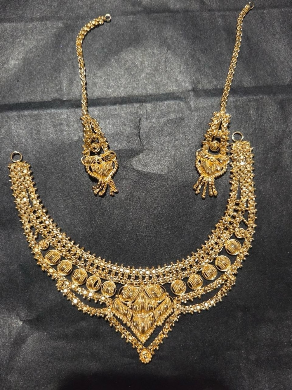 Elegant Gold-Tone Women’s Necklace and Earrings Set